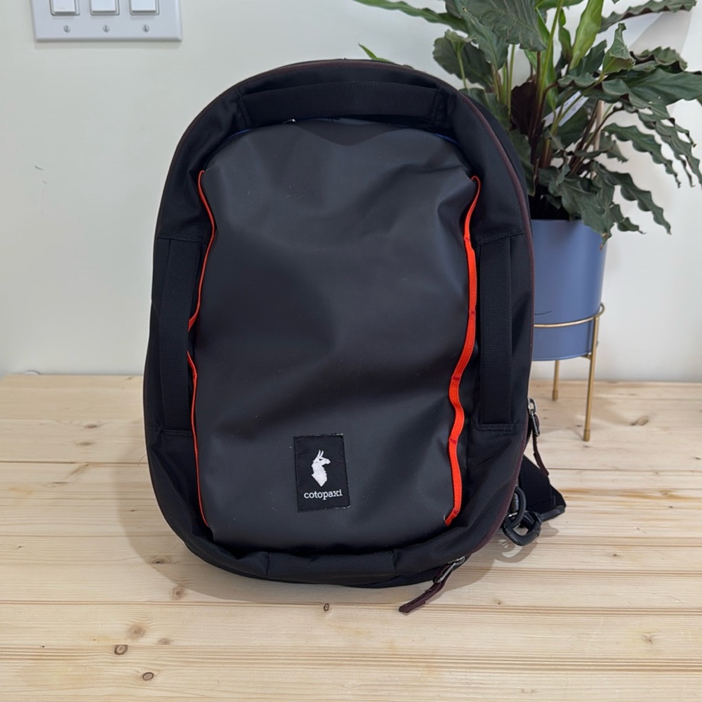 Cotopaxi Black (Rare) Chasqui 13L Sling - Cara Día